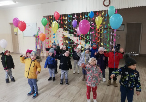 Dzieci z balonami przygotowane do wyjścia
